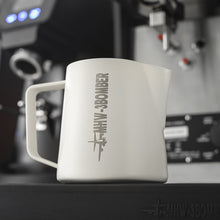 Görseli Galeri görüntüleyiciye yükleyin, MHW-3BOMBER Latte Art 5.0 Süt Potu — Beyaz — resmi üretici görseli