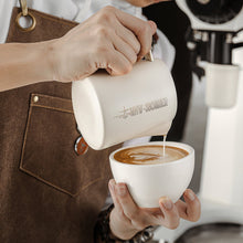 Görseli Galeri görüntüleyiciye yükleyin, MHW-3BOMBER Latte Art 5.0 Süt Potu — Beyaz — resmi üretici görseli