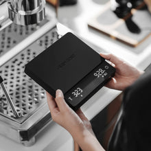 Görseli Galeri görüntüleyiciye yükleyin, Cube 3.0 Pro Max tartının espresso makinesi yanında elde tutularak gösterilmesi