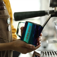 Görseli Galeri görüntüleyiciye yükleyin, MHW-3BOMBER 600 ml multicolor süt potunun kullanım görünümü