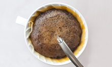 Görseli Galeri görüntüleyiciye yükleyin, Hario V60 metal dripper ile üstten görünümde kahve demleme