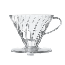 Görseli Galeri görüntüleyiciye yükleyin, Hario V60 02 şeffaf plastik dripper — sade fonda ürün görünümü