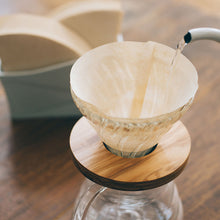 Görseli Galeri görüntüleyiciye yükleyin, Hario V60 kağıt filtre ile cam dripper üzerinde kahve demleme