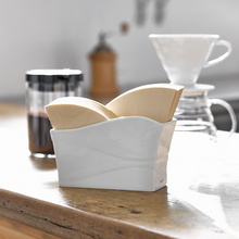 Görseli Galeri görüntüleyiciye yükleyin, Kahve köşesinde filtre kağıtlarıyla Hario V60 seramik stand