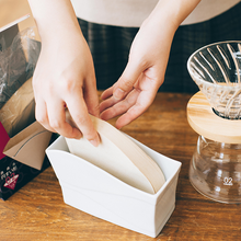 Görseli Galeri görüntüleyiciye yükleyin, Hario V60 standından bir filtre kağıdının elle alınması
