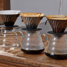 Görseli Galeri görüntüleyiciye yükleyin, Hario V60 metal dripperlarla servis sürahileri üzerinde kahve demleme