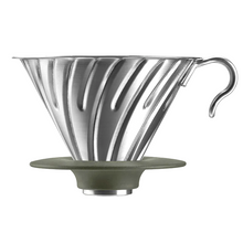 Görseli Galeri görüntüleyiciye yükleyin, Hario V60 02 Metal Dripper Outdoor, gümüş gövde ve yeşil tutucu