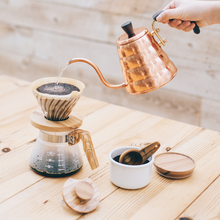 Görseli Galeri görüntüleyiciye yükleyin, Hario V60 02 Olive Wood cam dripper ile bakır kettle kullanarak kahve demleme