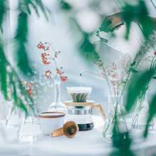 Görseli Galeri görüntüleyiciye yükleyin, Hario V60 Olive Wood dripper ve ahşap saplı servis sürahisiyle kahve köşesi