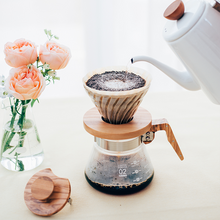 Görseli Galeri görüntüleyiciye yükleyin, Hario V60 02 Olive Wood cam dripper ile sıcak su dökerek demleme