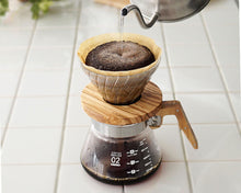Görseli Galeri görüntüleyiciye yükleyin, Hario V60 Olive Wood cam dripper ve servis sürahisi üzerinde demleme