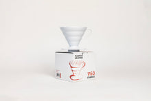 Görseli Galeri görüntüleyiciye yükleyin, Beyaz Hario V60 02 plastik dripper, V60 Classic ürün kutusu üzerinde