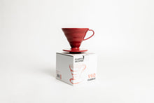 Görseli Galeri görüntüleyiciye yükleyin, Hario V60 02 kırmızı plastik dripper, ürün kutusu üzerinde