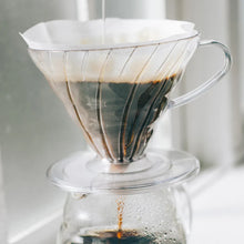 Görseli Galeri görüntüleyiciye yükleyin, Şeffaf Hario V60 02 plastik dripper ile cam sunucu üzerine kahve demleme