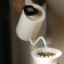 Görseli Galeri görüntüleyiciye yükleyin, V60 demlemede beyaz kettle'a takılı dijital termometreyle sıcaklık takibi