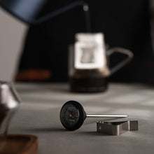 Görseli Galeri görüntüleyiciye yükleyin, Tezgah üzerinde analog termometre ve yanında çıkarılmış metal klips