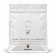Görseli Galeri görüntüleyiciye yükleyin, ESPRESSO BLEND — Espresso Kahve Harmanı 250 g paket arka yüzü - 3 cm boşlukta ortalanmış 2 cm renkli çerçeveli QR