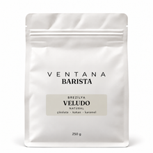 Görseli Galeri görüntüleyiciye yükleyin, Veludo Brezilya Natural 250 g - Fog etiketli beyaz Ventana Barista kahve paketi