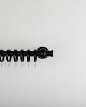 Görseli Galeri görüntüleyiciye yükleyin, Tapon 25 mm Siyah Alüminyum Perde Rustiği Seti
