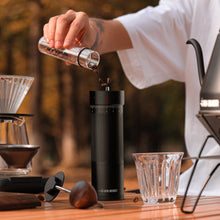 Görseli Galeri görüntüleyiciye yükleyin, MHW-3BOMBER R3 Pro manuel değirmen ile pour-over kahve hazırlama sahnesi
