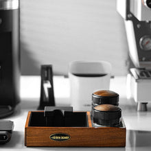 Görseli Galeri görüntüleyiciye yükleyin, Ceviz knock box ve tamper istasyonunun espresso makinesi önünde görünümü
