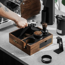 Görseli Galeri görüntüleyiciye yükleyin, Espresso hazırlığı sonrasında portafiltrenin telve haznesine boşaltılması

