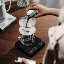 Görseli Galeri görüntüleyiciye yükleyin, Cube 3.0 Pro Max tartı üzerinde dripper ve sürahiyle filtre kahve hazırlığı
