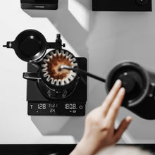 Görseli Galeri görüntüleyiciye yükleyin, Cube 3.0 Pro Max tartıyla pour-over demleme sırasında ağırlık ve sürenin takibi, üstten görünüm
