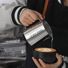 Görseli Galeri görüntüleyiciye yükleyin, MHW-3BOMBER Latte Art 5.0 Süt Potu — resmi üretici görseli
