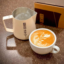 Görseli Galeri görüntüleyiciye yükleyin, MHW-3BOMBER Latte Art 5.0 Süt Potu — Beyaz — resmi üretici görseli
