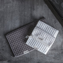 Görseli Galeri görüntüleyiciye yükleyin, MHW-3BOMBER Waffle Barista Havlusu — resmi üretici görseli
