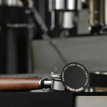 Görseli Galeri görüntüleyiciye yükleyin, MHW-3BOMBER Titanyum Kaplamalı İnce Espresso Puck Screen — resmi üretici görseli
