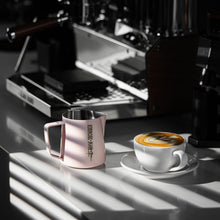 Görseli Galeri görüntüleyiciye yükleyin, MHW-3BOMBER Latte Art 5.0 Süt Potu — Pembe — resmi üretici görseli
