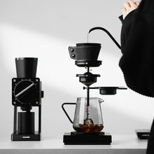 Görseli Galeri görüntüleyiciye yükleyin, MHW-3BOMBER Smooth Pour-Over Soğutucu Top Standı — Siyah — resmi üretici görseli
