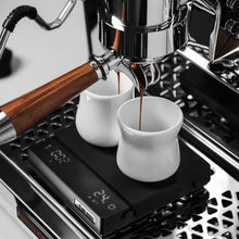 Görseli Galeri görüntüleyiciye yükleyin, Espresso makinesinde iki fincanın Cube 3.0 Pro Max üzerinde tartılması

