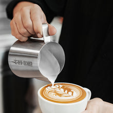 Görseli Galeri görüntüleyiciye yükleyin, MHW-3BOMBER Latte Art 5.0 Süt Potu — resmi üretici görseli
