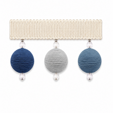 Görseli Galeri görüntüleyiciye yükleyin, Como pasalı küre saçak okyanus ve mavi perde aksesuarı, marin tarzı kordon sarımlı lüks fon perde saçığı ana vitrin görseli.
