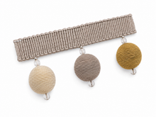 Görseli Galeri görüntüleyiciye yükleyin, Sıcak toprak, mid-century modern ve sonbahar tonlarında salon tasarımları için vizon ve hardal sarısı Como perde saçak modeli açılı kadrajı.
