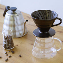 Görseli Galeri görüntüleyiciye yükleyin, Hario V60 02 mat siyah seramik dripper ile demleme sahnesi
