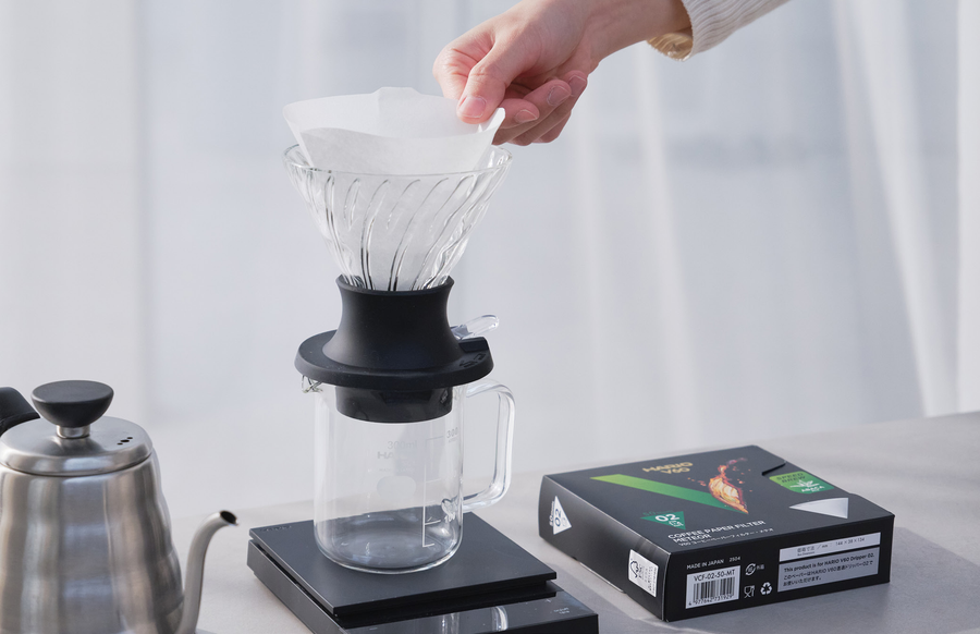 Cam Hario dripper’a kâğıt filtre yerleştirilmesi