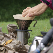 Görseli Galeri görüntüleyiciye yükleyin, Hario V60 metal drippera açık havada kağıt filtre yerleştirilmesi
