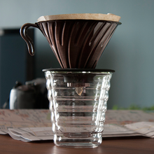 Görseli Galeri görüntüleyiciye yükleyin, Hario V60 metal dripper ile cam fincan üzerinde iç mekânda demleme
