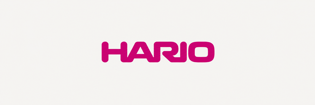Kırık beyaz zeminde pembe HARIO logosu