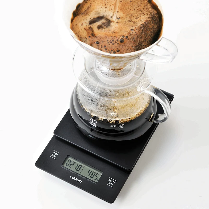 Hario kahve tartısı üzerinde dripper ve servis sürahisiyle demleme