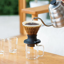 Görseli Galeri görüntüleyiciye yükleyin, Hario Switch 02 cam dripper ile sıcak su dökerek kahve demleme
