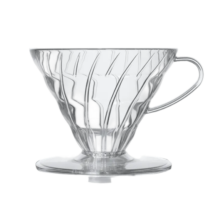 Hario V60 02 şeffaf plastik dripper — sade fonda ürün görünümü