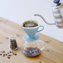 Görseli Galeri görüntüleyiciye yükleyin, Açık Mavi Hario V60 02 seramik dripper ile cam sunucu üzerine kahve demleme
