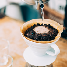 Görseli Galeri görüntüleyiciye yükleyin, Beyaz Hario V60 02 seramik dripper ile kettle kullanarak kahve demleme
