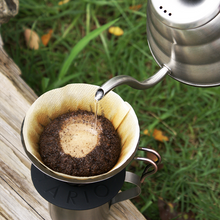 Görseli Galeri görüntüleyiciye yükleyin, Hario V60 02 paslanmaz çelik dripper ile açık havada kahve demleme
