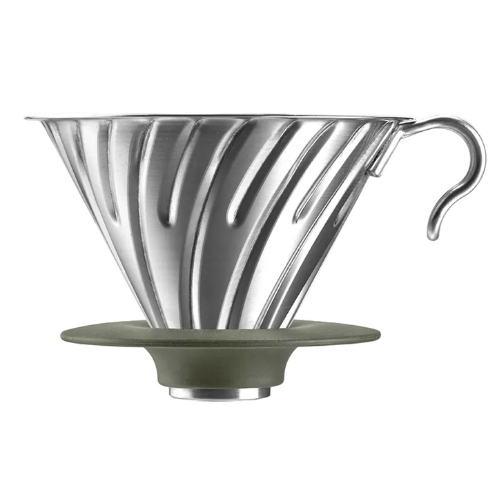 Hario V60 02 Metal Dripper Outdoor, gümüş gövde ve yeşil tutucu